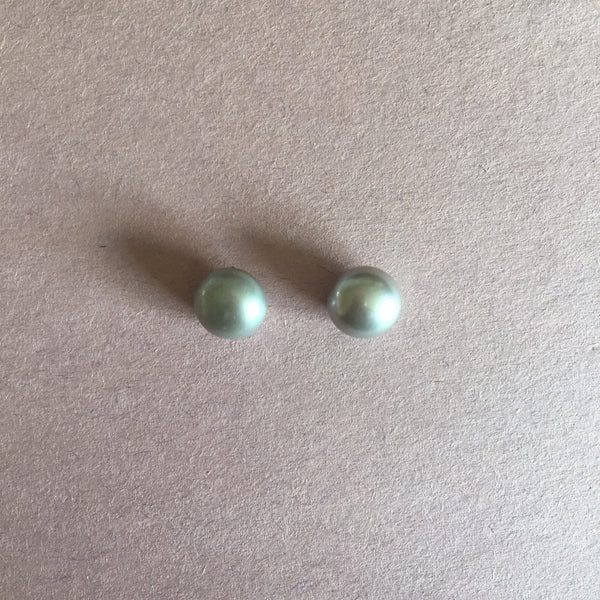 GREY NATURAL PEARL STUDS - Purple Lily